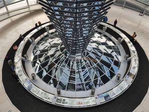 Blick auf die Kuppelbasis mit der Geschichte des Reichstags