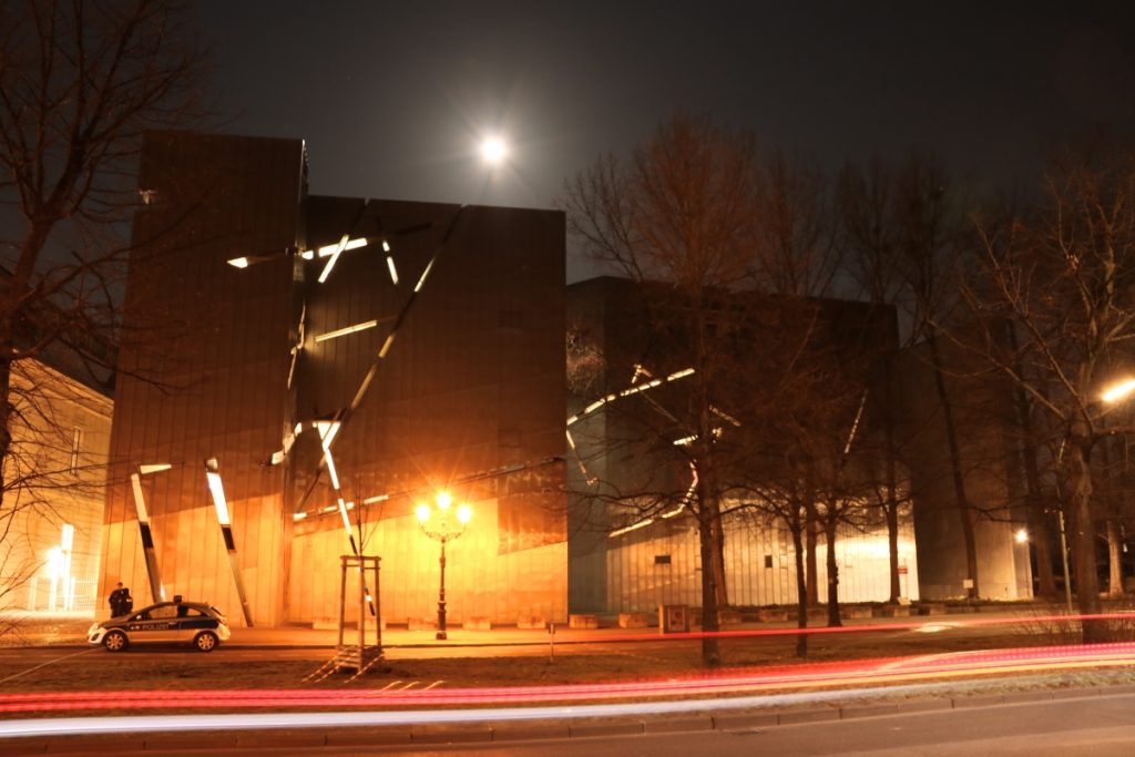 Liebeskind Bau bei Nacht
