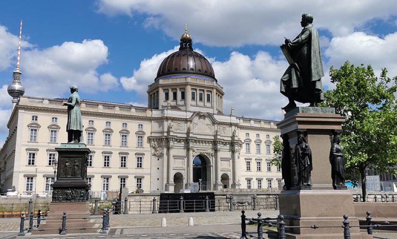 Schloss Berlin in Mitte vor Statue von Karl Friedrich Schinkel