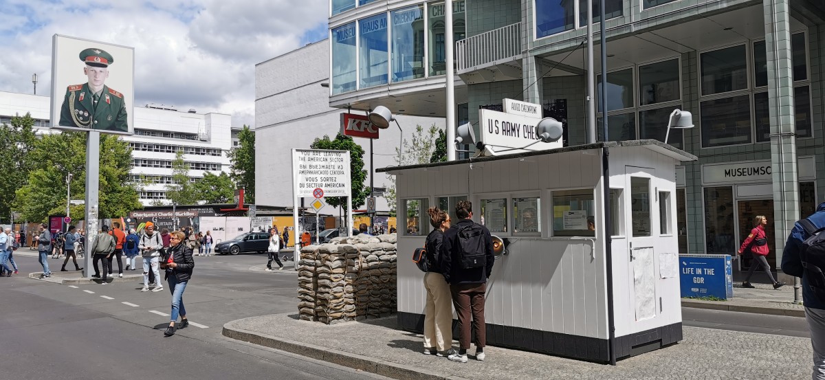 Checkpoint Charlie Rafferty Checkpoint Charlie: Mein Besuch am Symbol der geteilten Welt