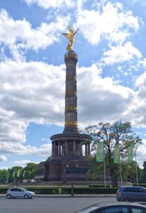 Siegessäule mit vergoldeten Kanonen der besiegten Franzosen
